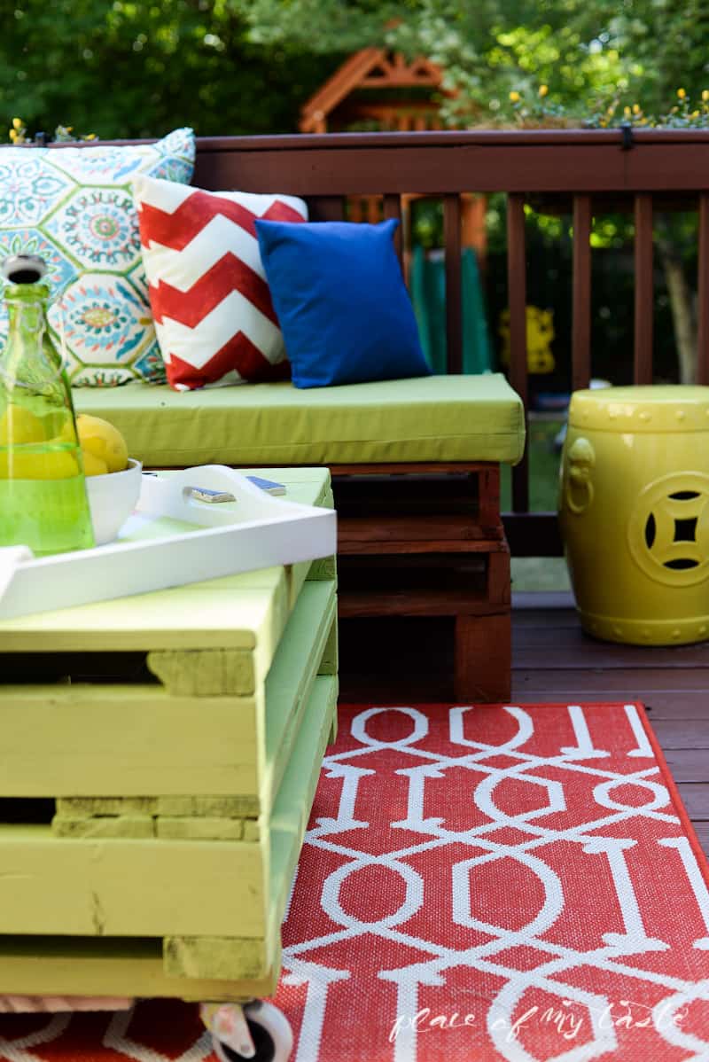 DIY pallet furniture-patio makeover- www.placeofmytaste.com