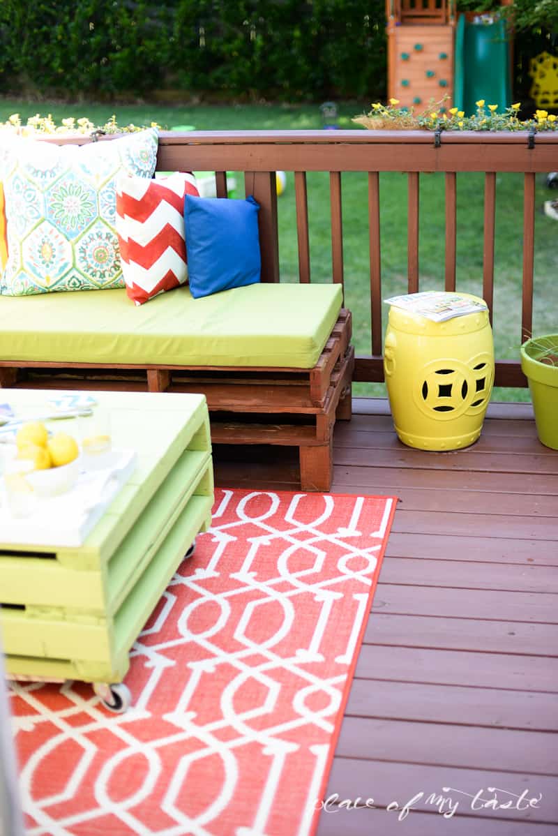 DIY pallet furniture-patio makeover- www.placeofmytaste.com