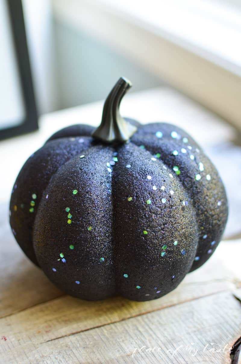 SUCCULENT PUMPKIN- Placeofmytaste.com Create this cute succulent pumpkin to add festive fall decor to your home
