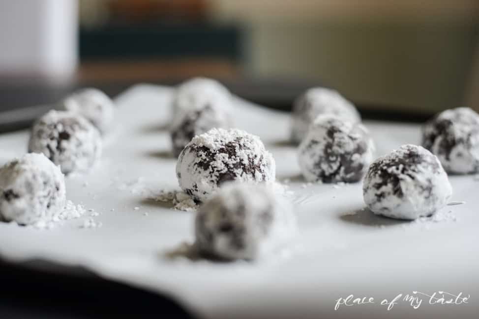 Christmas Recipes are the best! These Chocolate Crinkle Cookies are amazing and a cookie recipe favorite. Bake them for your family and share it with your neighbors. Perfect for Christmas desserts or as a homemade gift! 