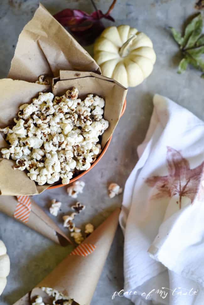 Fall Recipe - This Pumpkin Spice Popcorn is a delicious and festive fall recipe! Perfect to snack on during Thanksgiving or give it away as Halloween treats! 