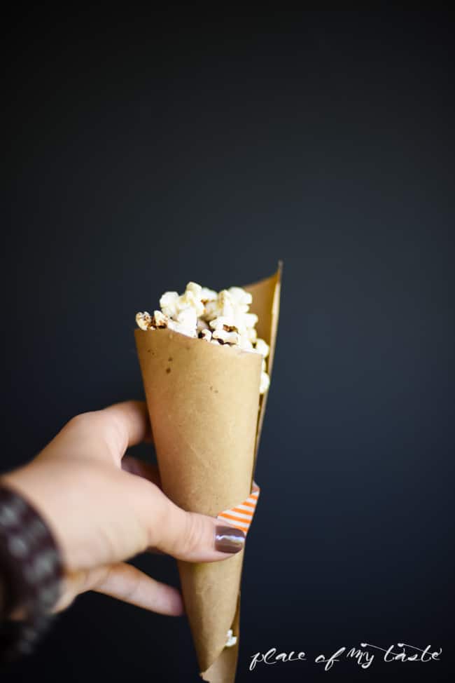 Fall Recipe - This Pumpkin Spice Popcorn is a delicious and festive fall recipe! Perfect to snack on during Thanksgiving or give it away as Halloween treats! 