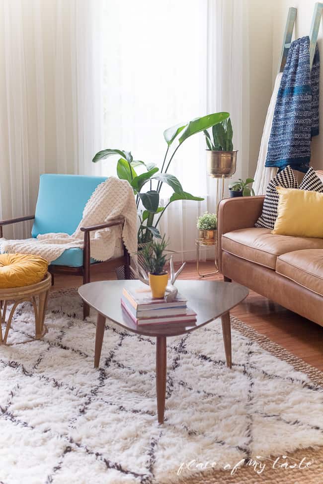 This fun and boho living room decor is great! You need to see the before picture! What a transformation from a messy playroom to a brigh, boho living room!
