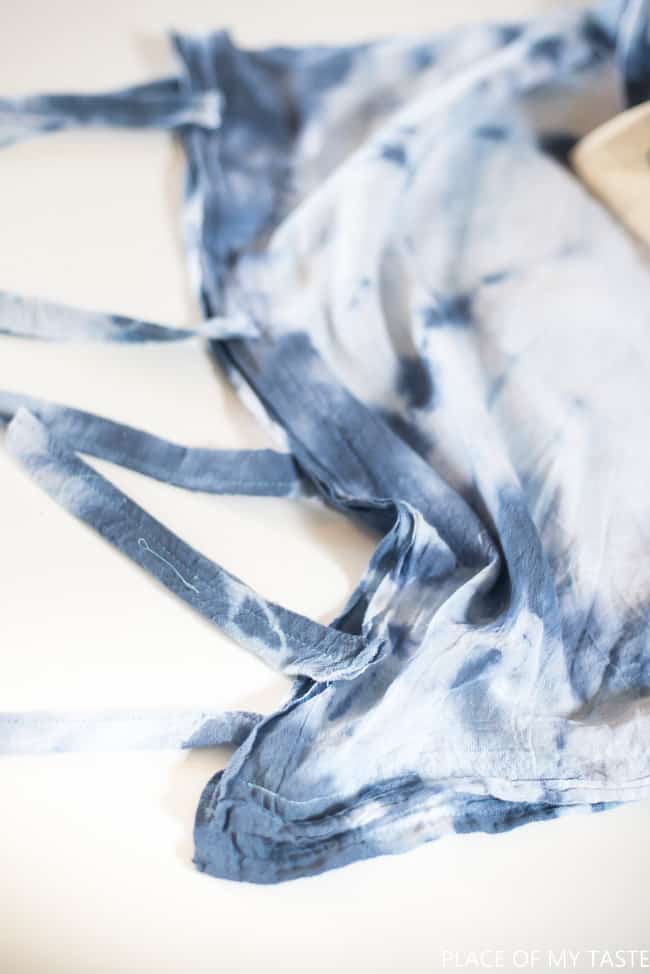 Shibori tie dye pillows are so much in trend now! Make your own and decorate your home with these funky pillows! Let's tie dye! | placeofmytaste.com