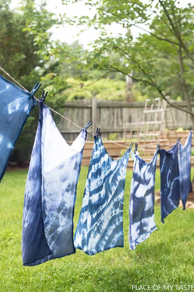 Shibori tie dye pillows are so much in trend now! Make your own and decorate your home with these funky pillows! Let's tie dye! | placeofmytaste.com