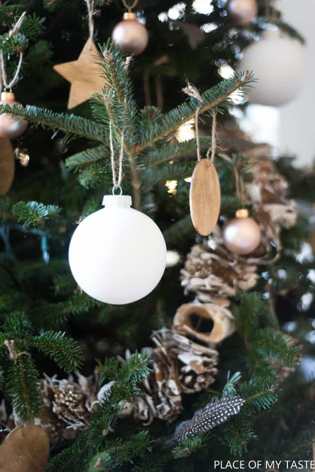 Come and see this beautiful neutral Christmas tree decoration yourself. So pretty and there are a few simple ornaments you can do yourself!