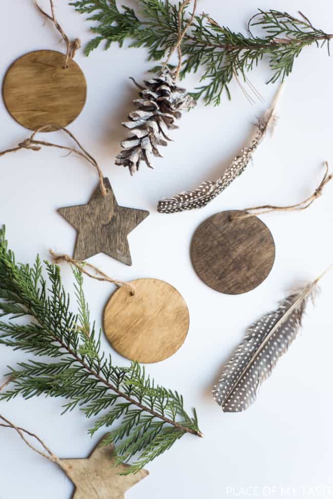 Come and see this beautiful neutral Christmas tree decoration yourself. So pretty and there are a few simple ornaments you can do yourself!