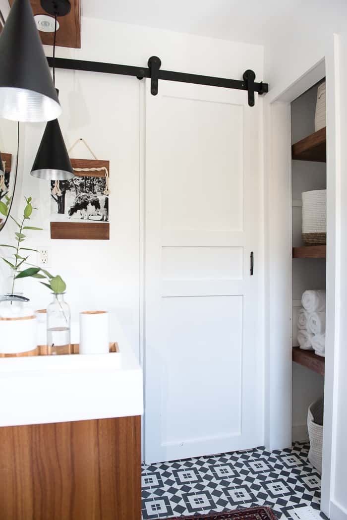 LEARN HOW TO MAKE THIS MODERN DIY SLIDING BARN DOOR