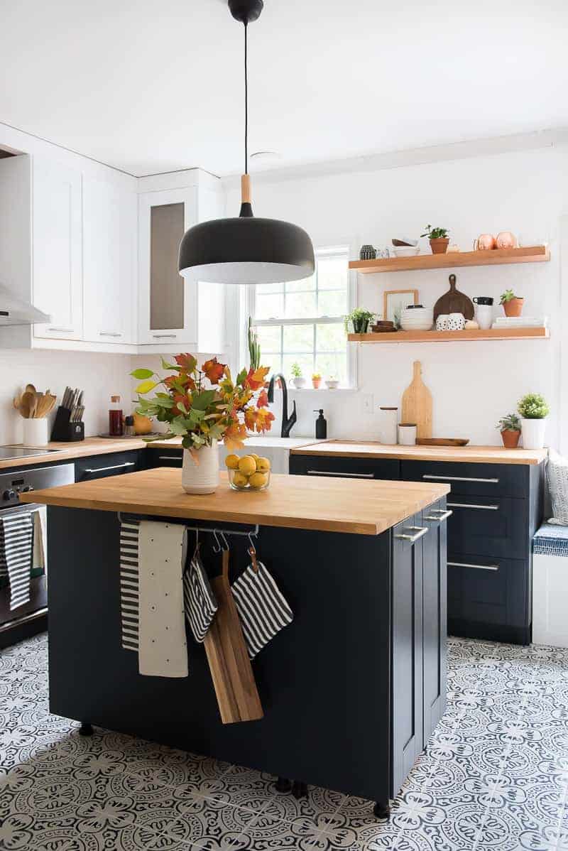 https://placeofmytaste.com/wp-content/uploads/2017/11/Modern-two-toned-kitchen-reveal-10-1.jpg