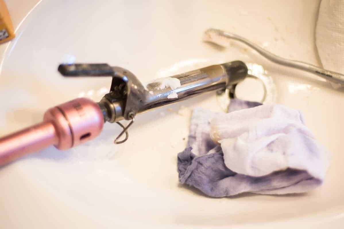 Learn how to clean a curling iron in short 10 minutes! Seriously! I NEVER cleaned my curling iron but I will sure do it regularly now! It's a super easy cleaning method. Try!
