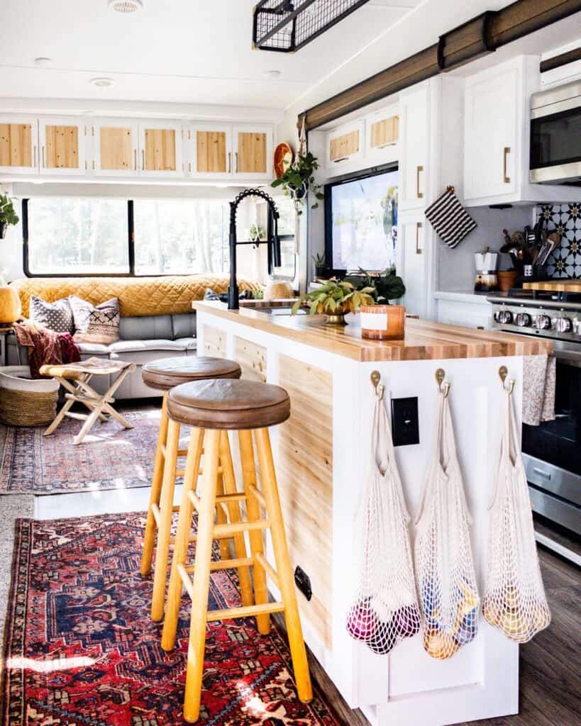 Light and bright living area in a camper